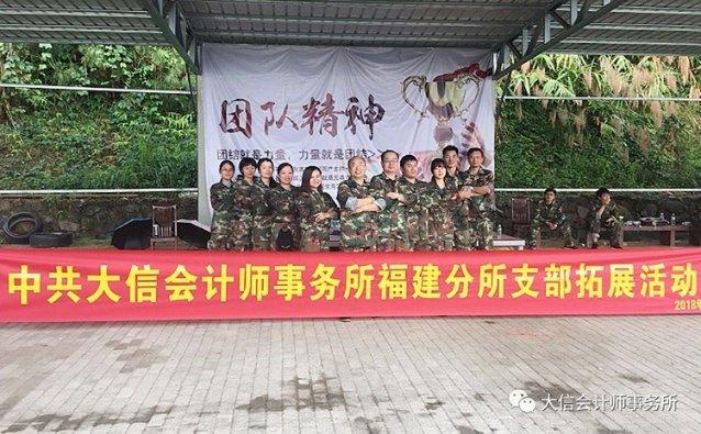觉得这套衣服好看吗？