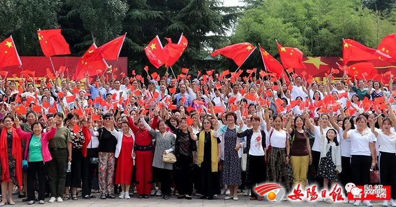 老人在城百无聊赖回村秒变社交达人