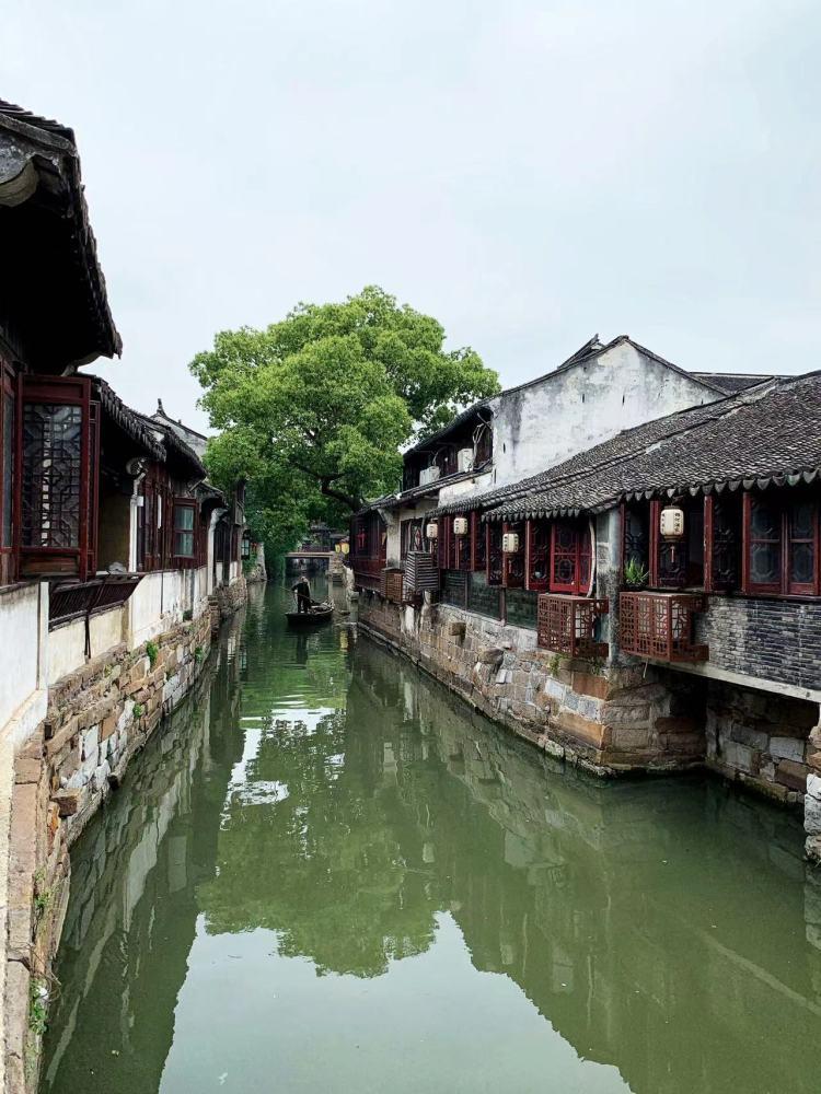 逃离废弃的建筑